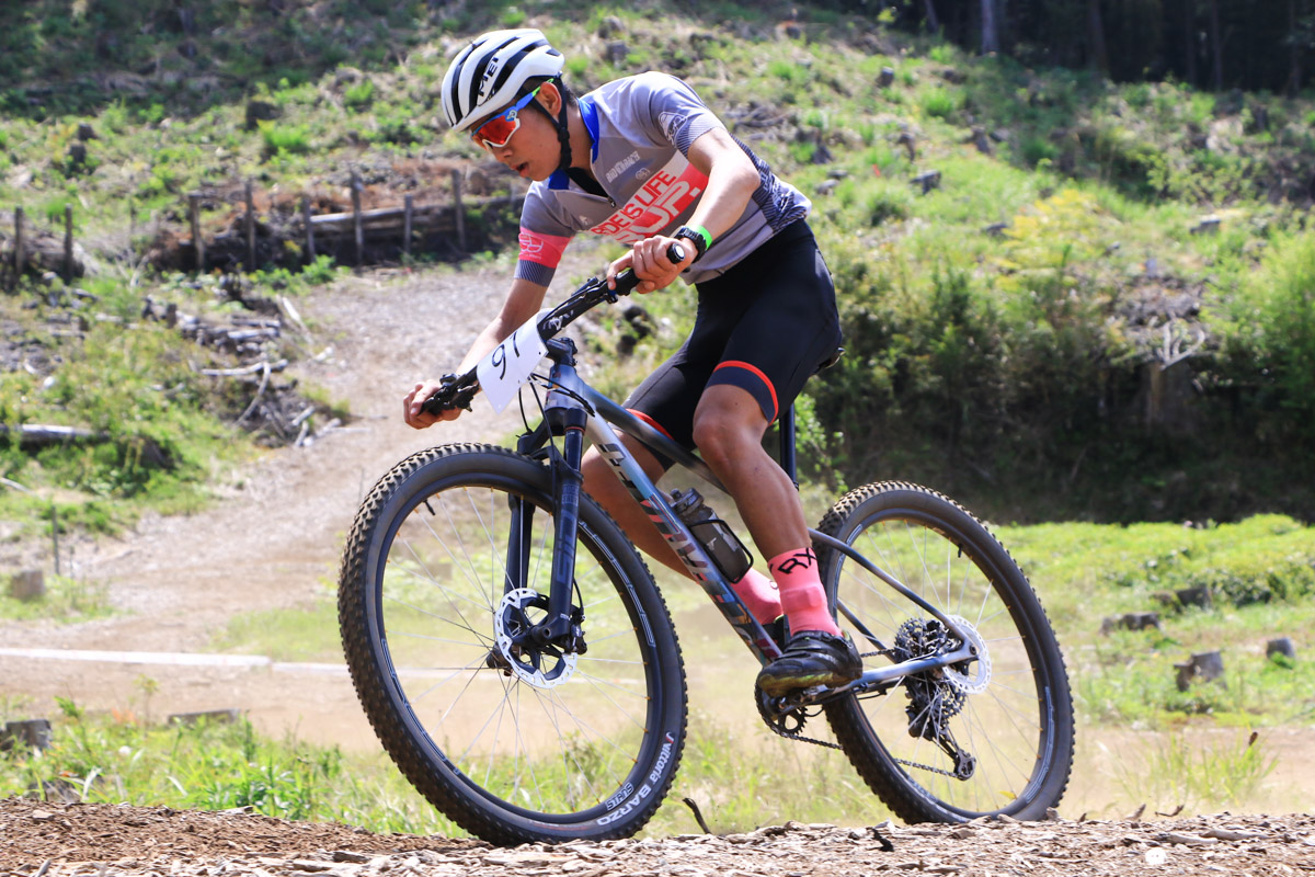 ジュニア男子はエリートに混じり好走した綾野尋(Cycleclub3UP)が優勝
