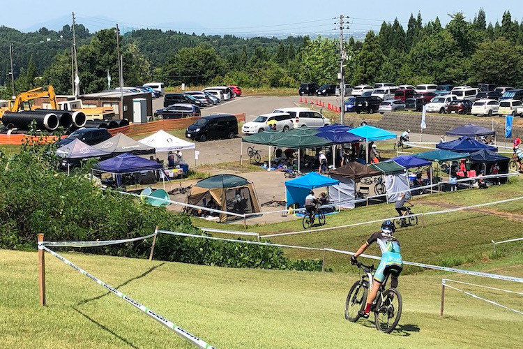 展示ブースの隣には試乗コースを用意