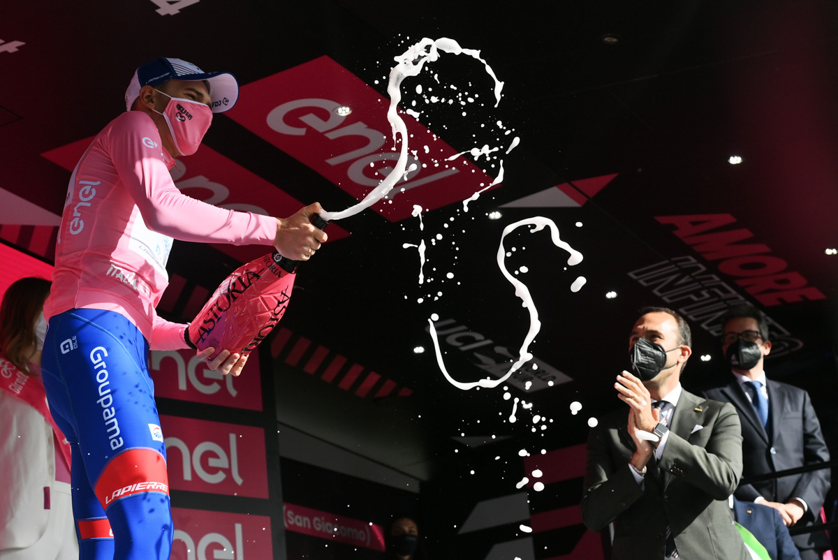 マリアローザを手にしたアッティラ・ヴァルテル(ハンガリー、グルパマFDJ)