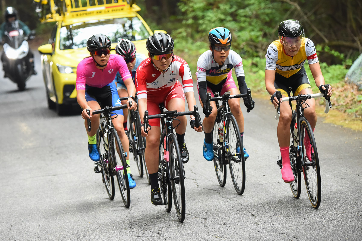 女子 レース序盤に5名まで絞られた集団
