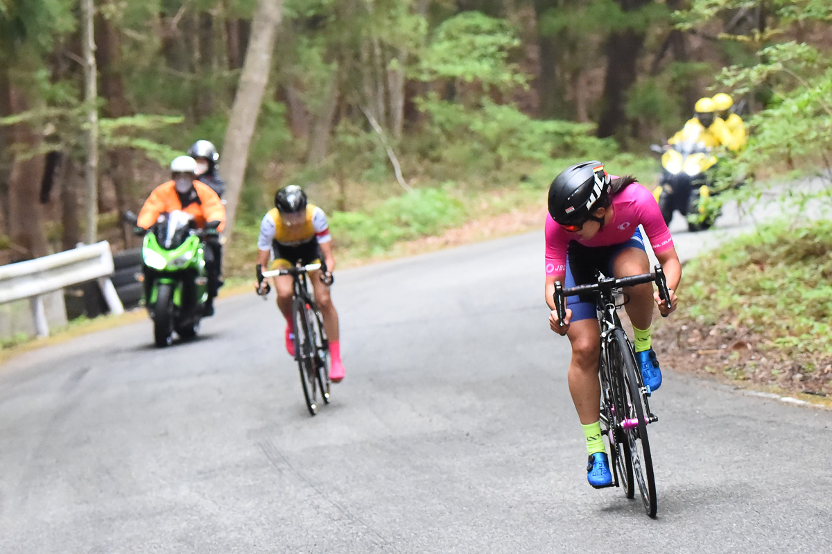 女子 唐見実世子(弱虫ペダルサイクリングチーム)を引き離していく植竹海貴(Y's Road)