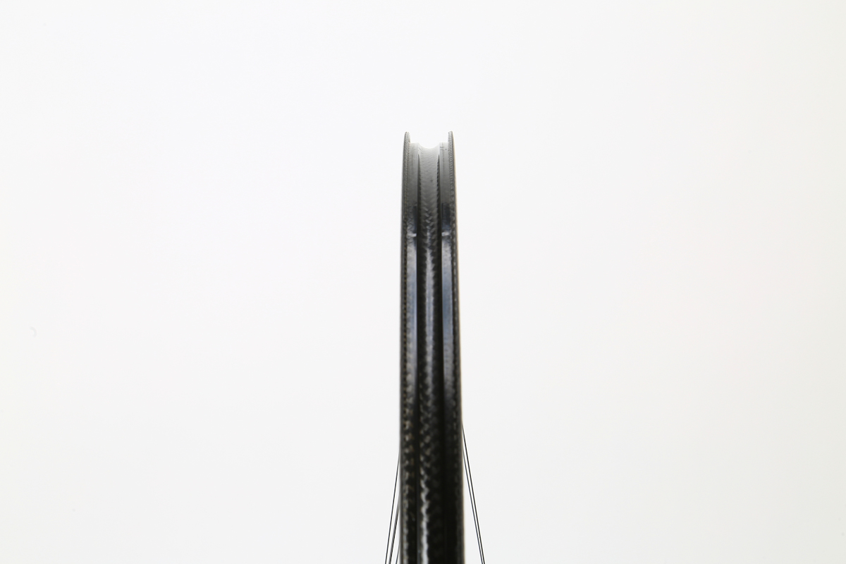FORE CARBONテクノロジーを採用することでリムテープが不要となった