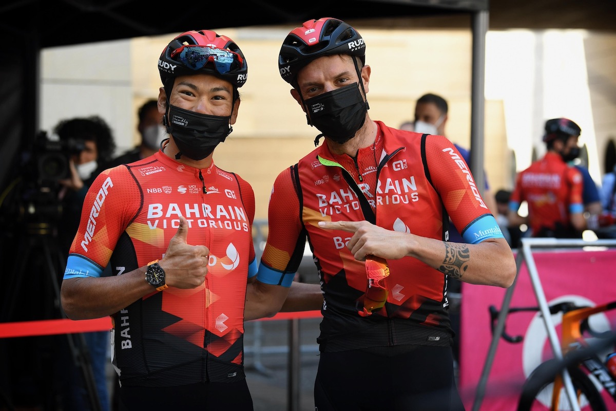 スタート前に新城幸也と2人でポーズを取るダミアーノ・カルーゾ(イタリア、バーレーン・ヴィクトリアス) 0:02:21 3位