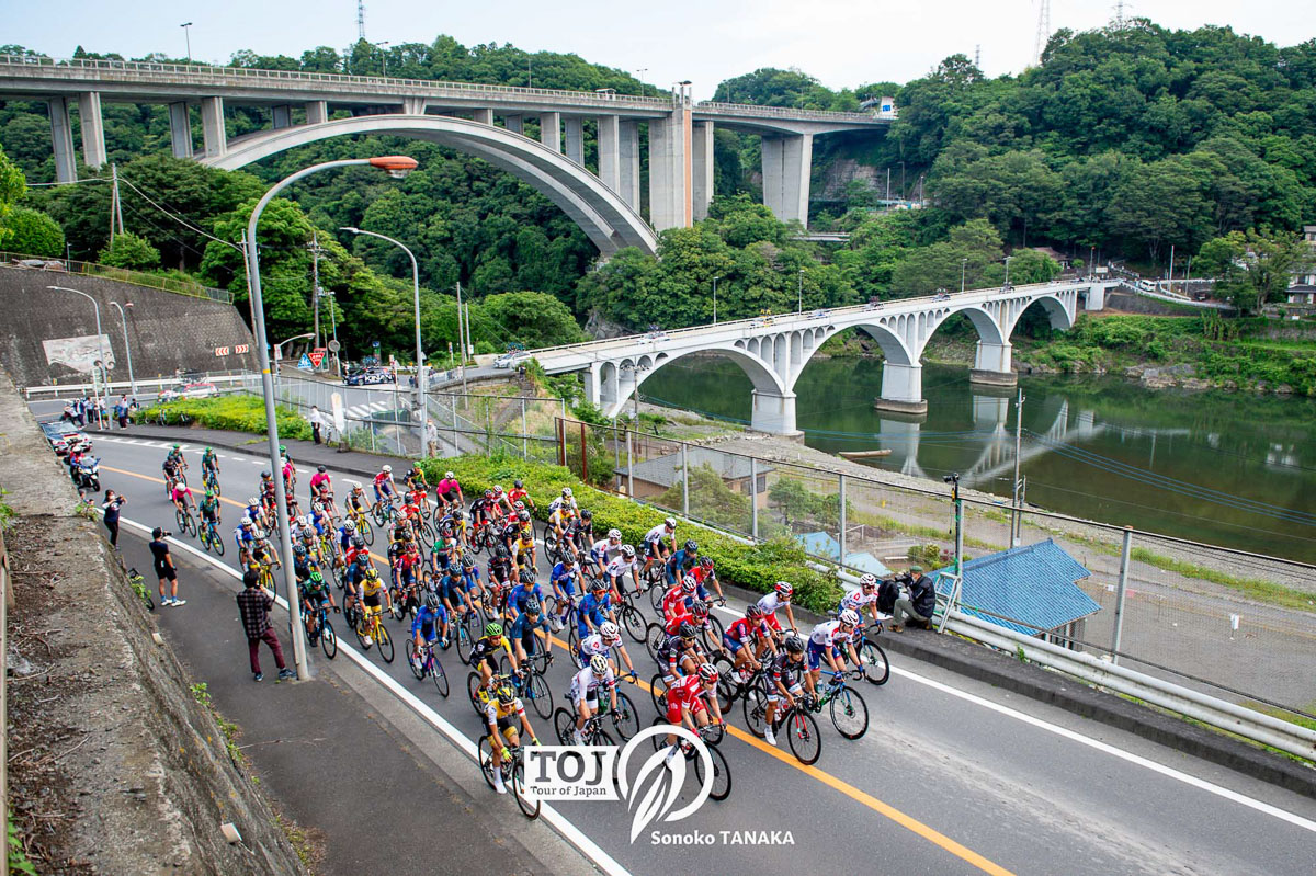 東京五輪ロードレースでも通過した新旧小倉橋をバックに進む集団(写真は2021年)