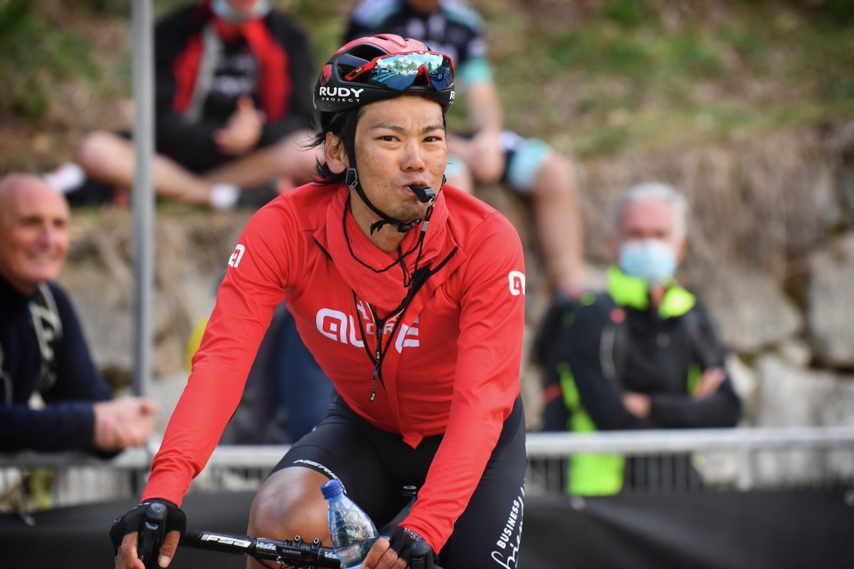 笛を口に1級山岳アルペ・ディ・メーラを下る新城幸也(バーレーン・ヴィクトリアス)