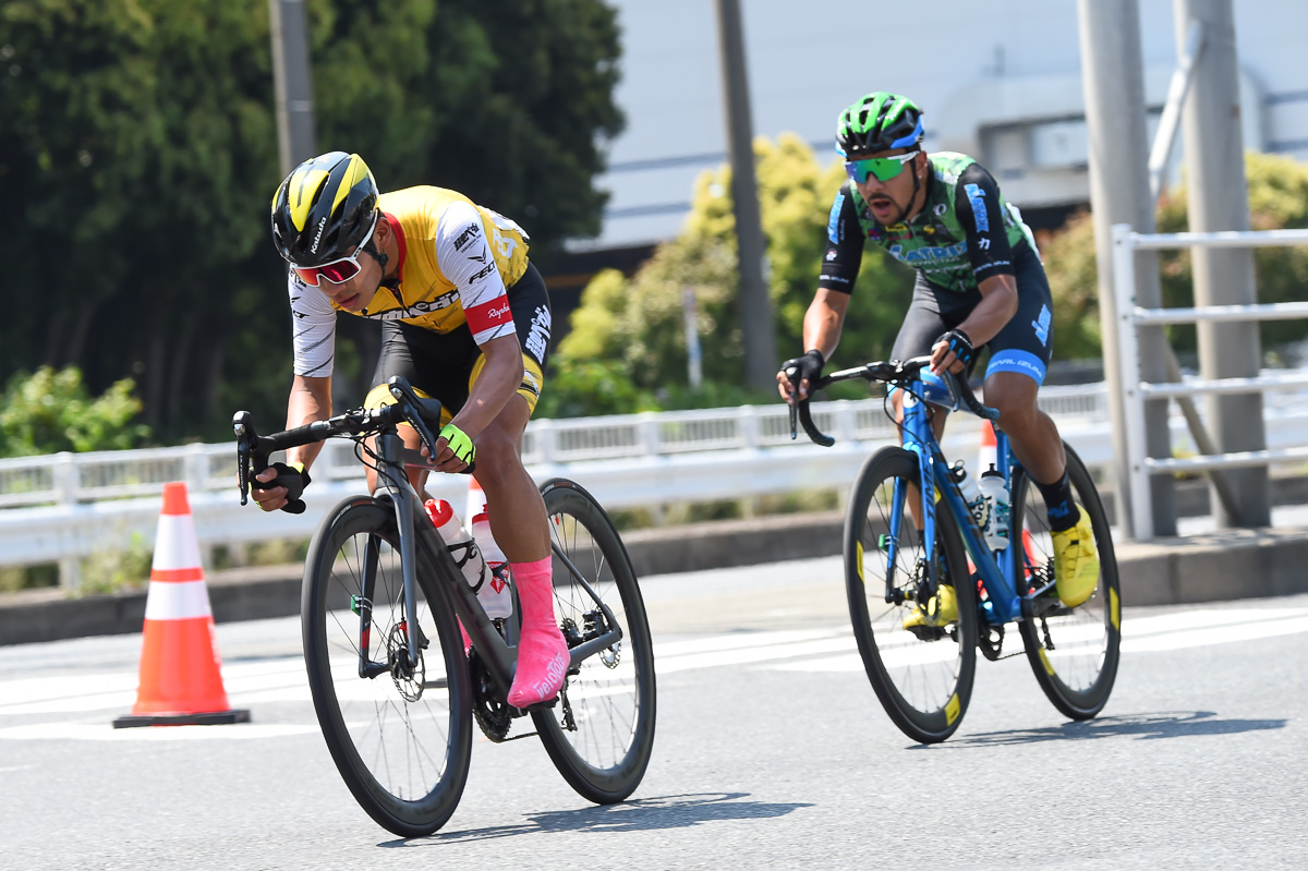 川野碧己(弱虫ペダルサイクリングチーム)と小林海(マトリックスパワータグ)が最終周回に入っていく