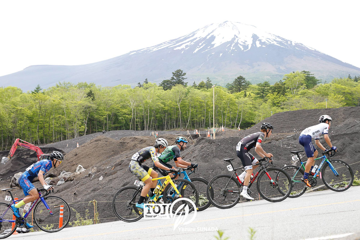 富士山ステージ 先頭集団で登る谷順成(写真中央)