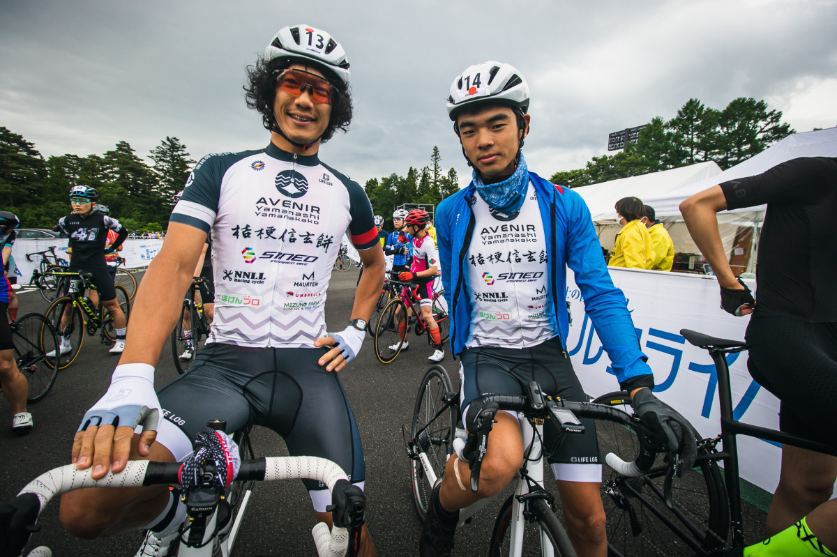 地元山梨のチーム、アヴニール・ヤマナシ・ヤマナカコから水野恭平(左)と瀬戸口瑛(右)