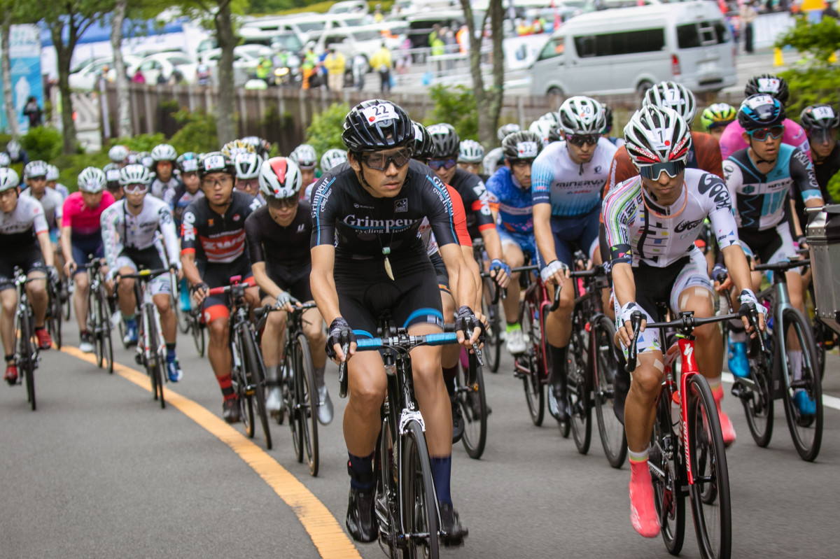 前回覇者の佐々木遼(Team GOCHI)を先頭にパレードラン