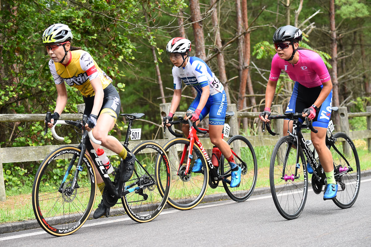 女子 レース中盤までに3名に絞られる