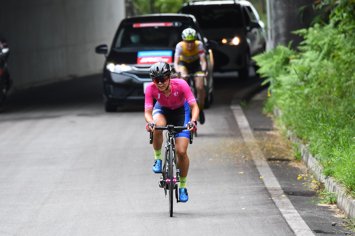 女子 最終周回、3連トンネルで植竹海貴(Y's Road)が唐見実世子(弱虫ペダルサイクリングチーム)との差を広げる