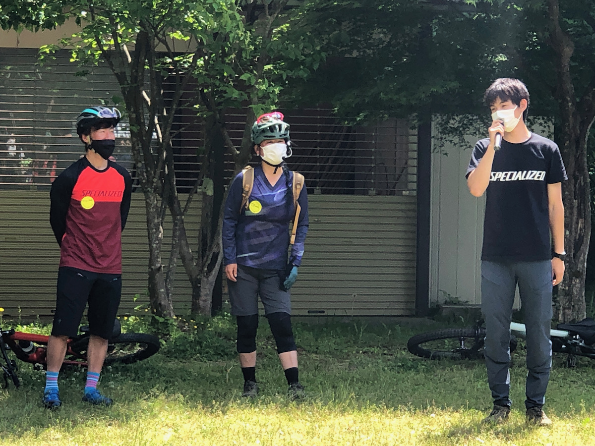 小学生クラスの先生を担当した松本駿さん(左)と、丸山八智代さん(中)。そしてオーガナイズをした板垣響さん(右)。スペシャライズドを通してMTBの普及に携わる3名だ。