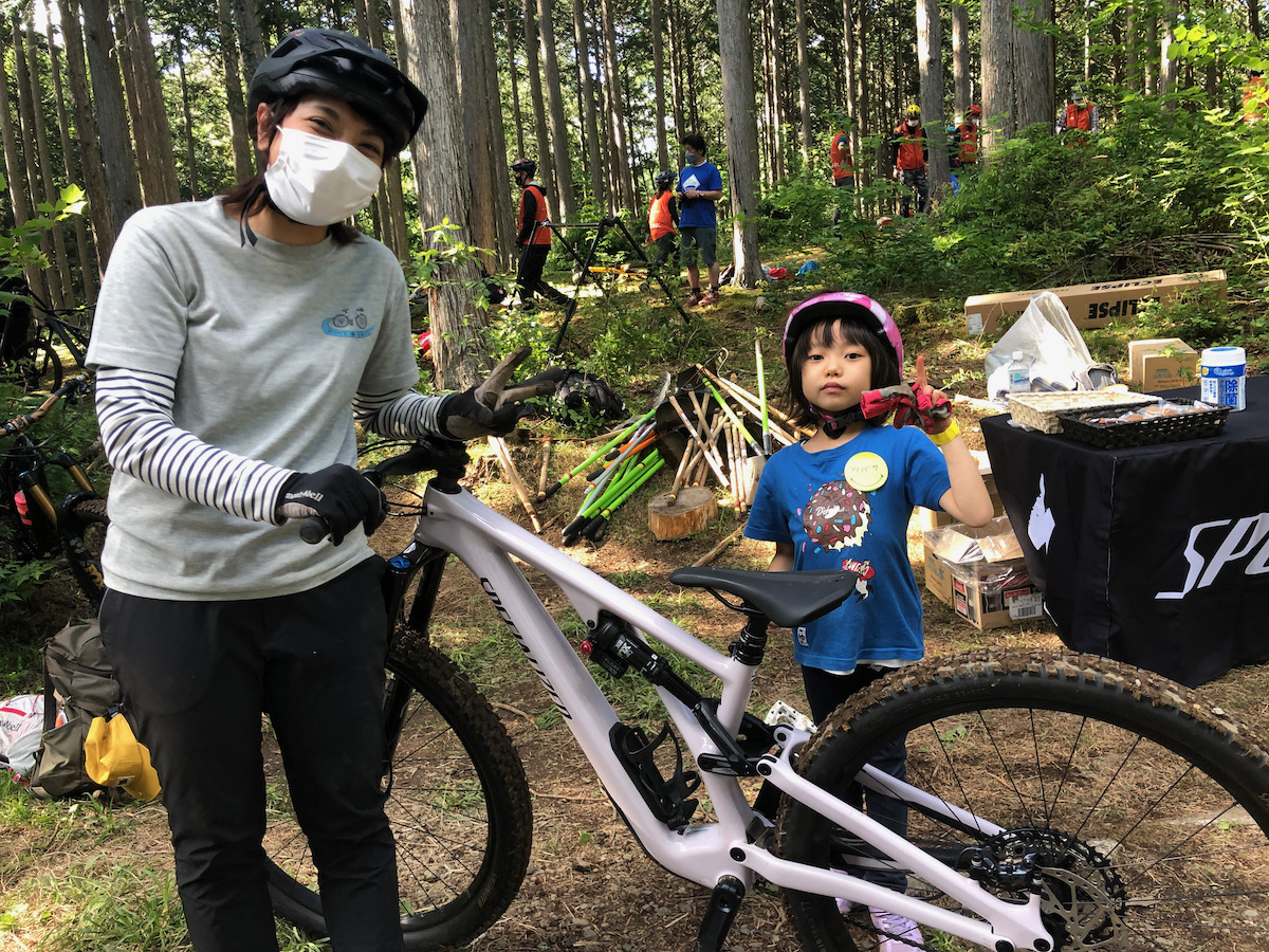 写真左から:佐々木牧子さん(左)とつばささん(6才)。牧子さんは愛好会の会員ということでの参加。