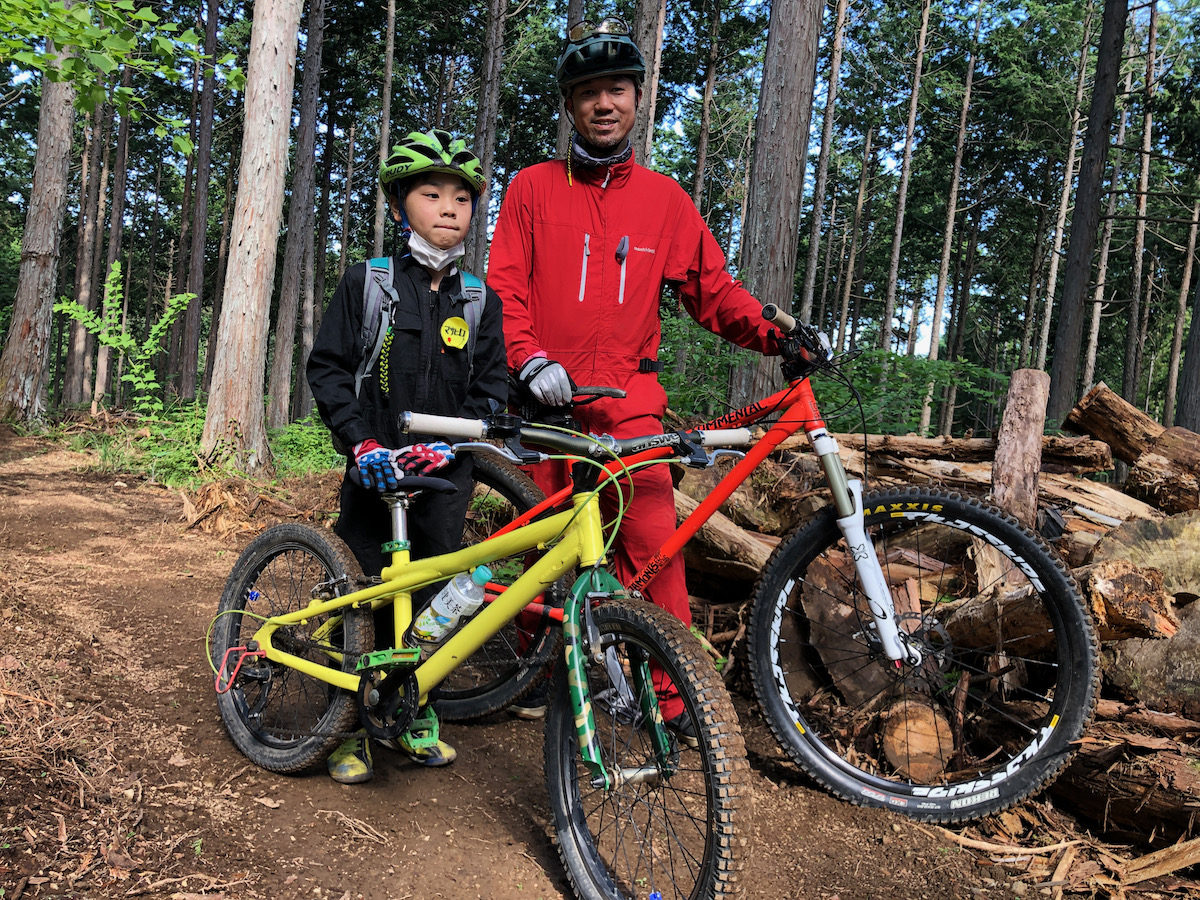 写真左から:飛松将広さん(10才)と、父親の巌さん