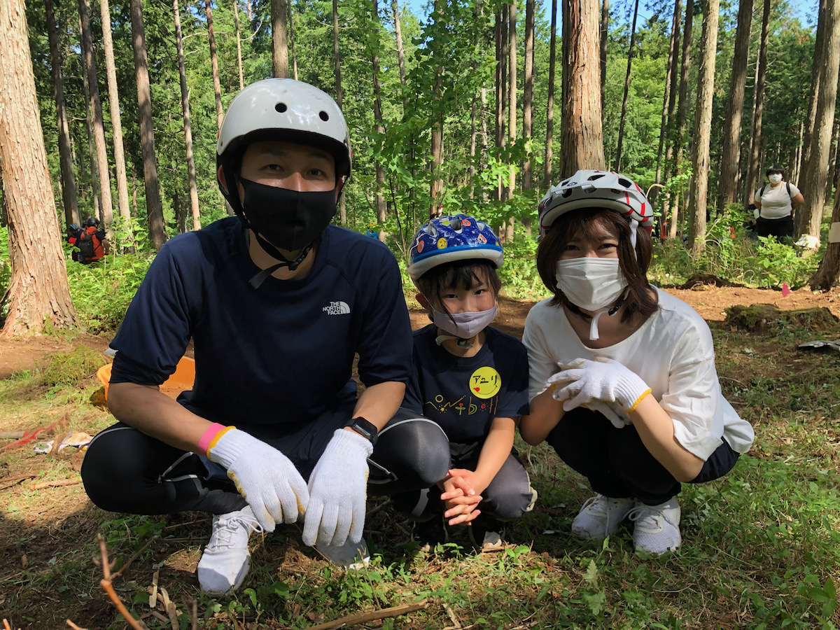 写真左から:父親の黒澤晋太郎さん、歩莉(あゆり)さん(8才)、母親の玲那さん。