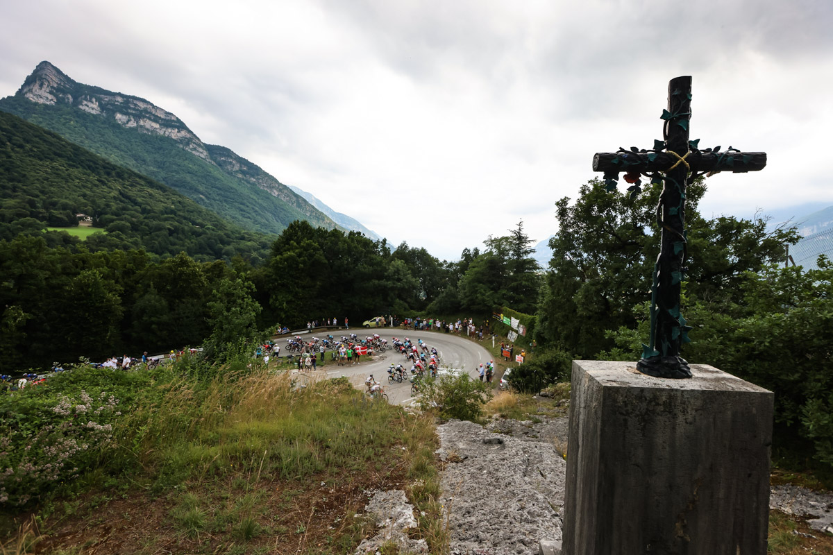逃げる2名を追いかけて、アルプス山脈西端の山道を走る
