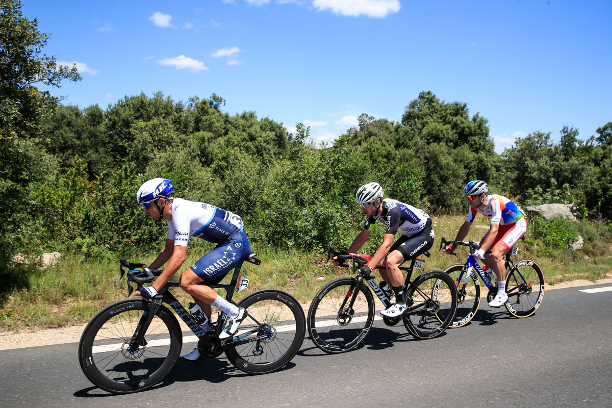 200km超えの平坦ステージで逃げるオメル・ゴールドスタイン(イスラエル、イスラエル・スタートアップネイション)ら