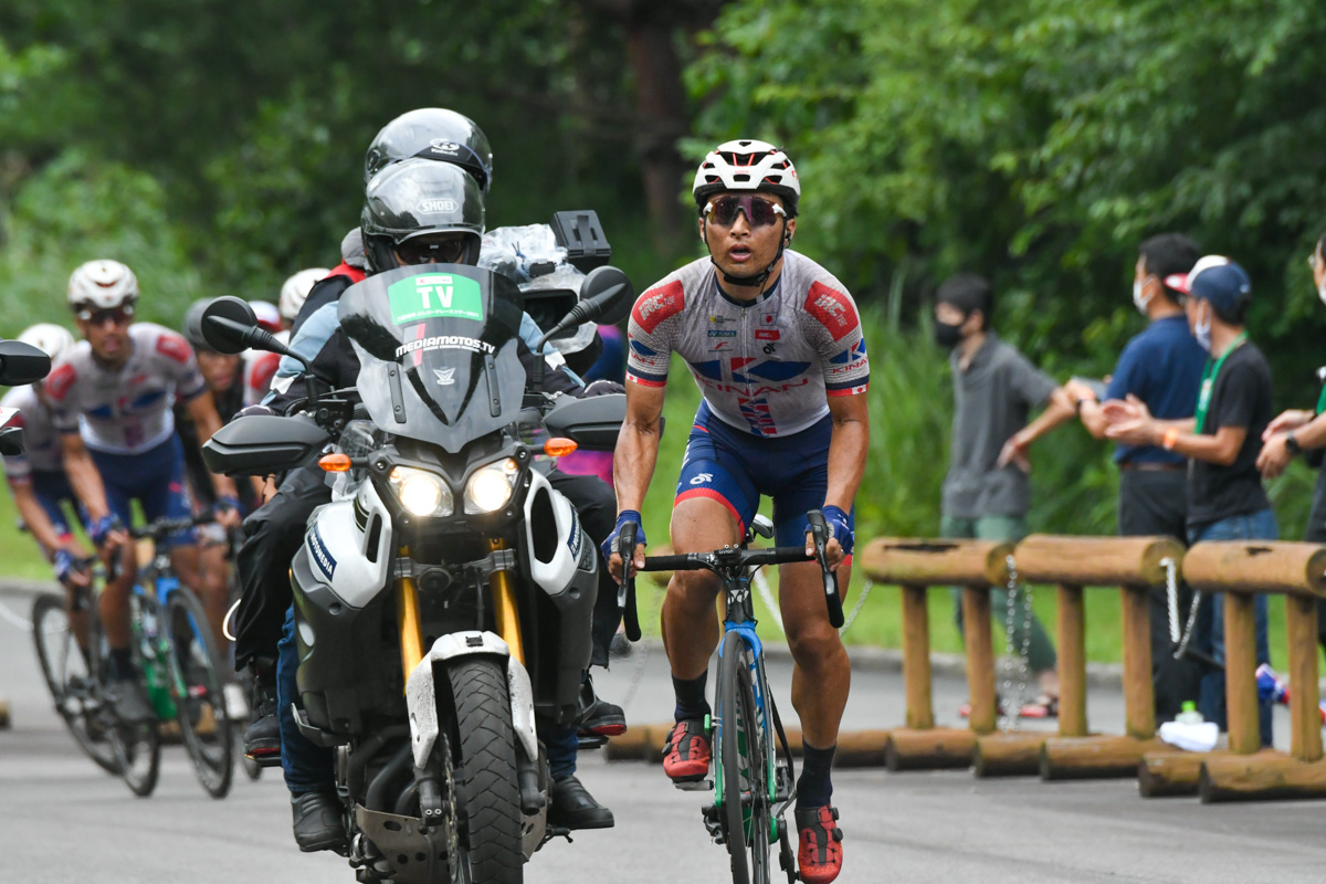 山本元喜(キナンサイクリングチーム)が若干先行する形でレースは最終周に入る