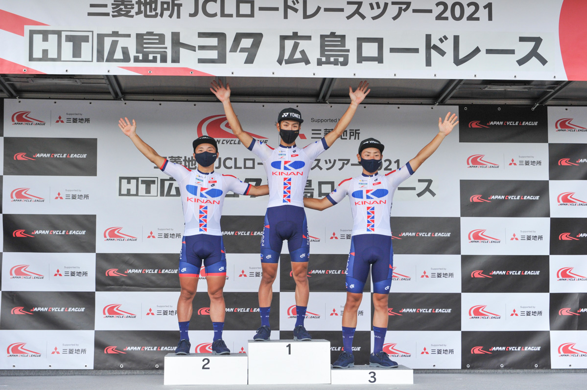 左から2位の山本元喜、優勝した新城雄大、3位の山本大喜(すべてキナンサイクリングチーム)
