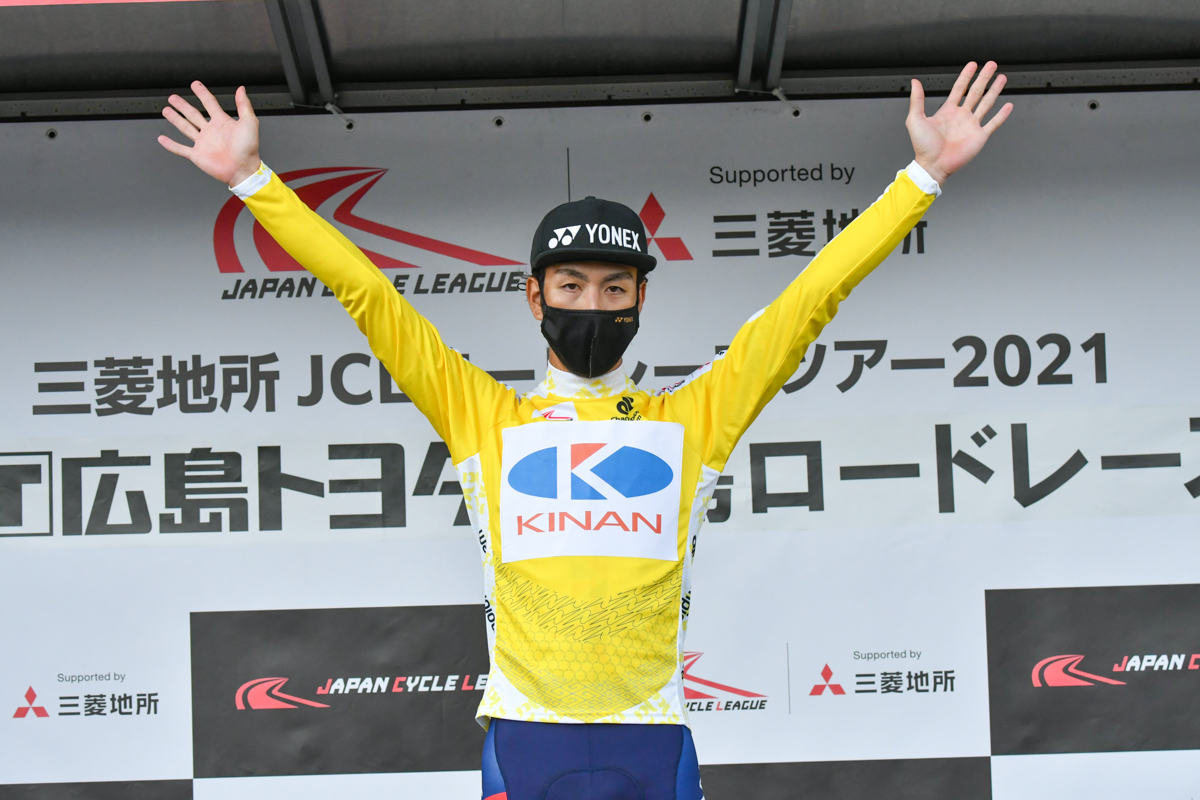 優勝した新城雄大(キナンサイクリングチーム)が個人成績でもトップに立ち、マイヨブリヤンを獲得した