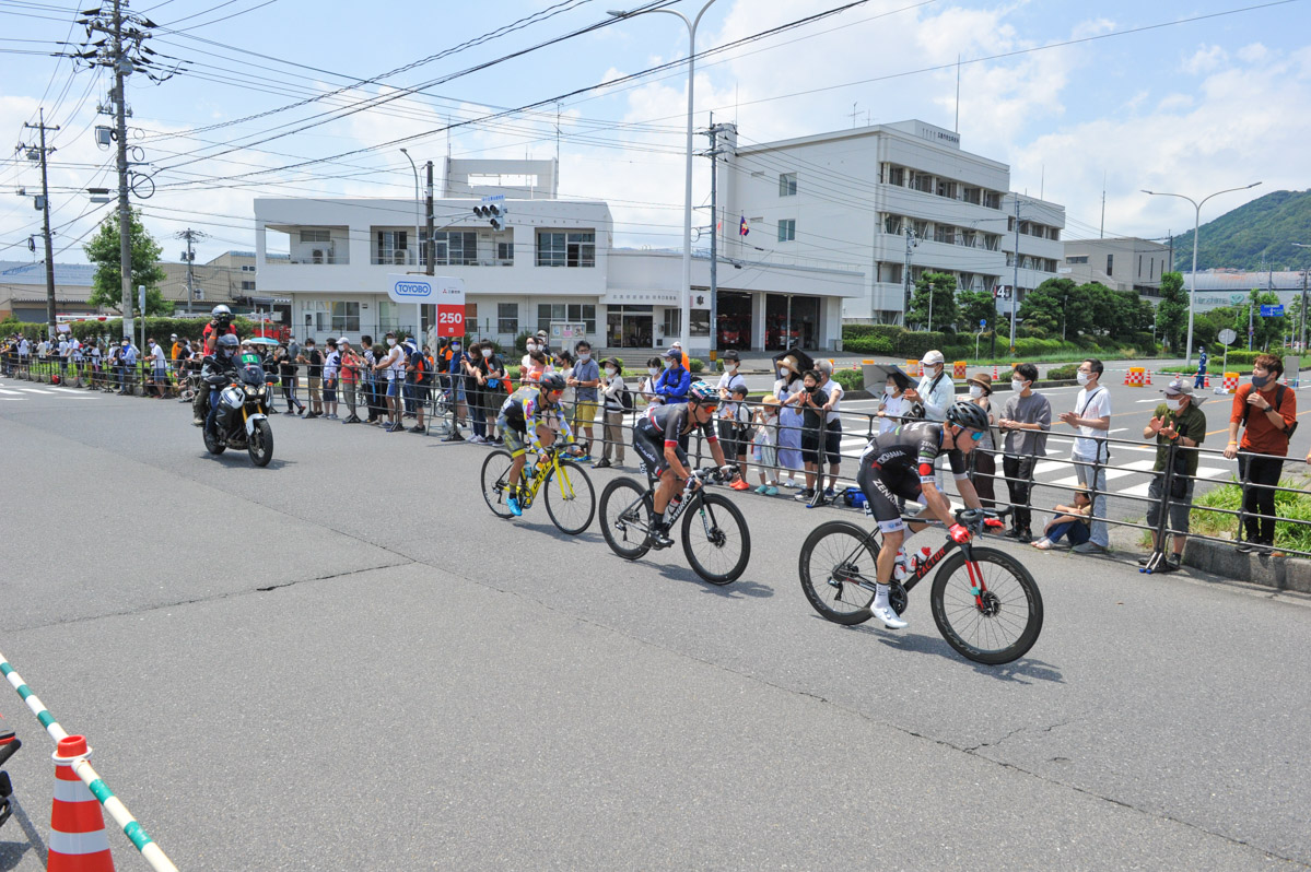 小石祐馬(チーム右京相模原)、西尾勇人(那須ブラーゼン)、本多晴飛(VC福岡)の3人が逃げ集団を形成