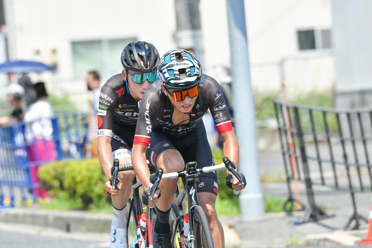 西尾勇人(那須ブラーゼン)がドロップし、逃げ集団は小石祐馬(チーム右京相模原)と本多晴飛(VC福岡)の2人に