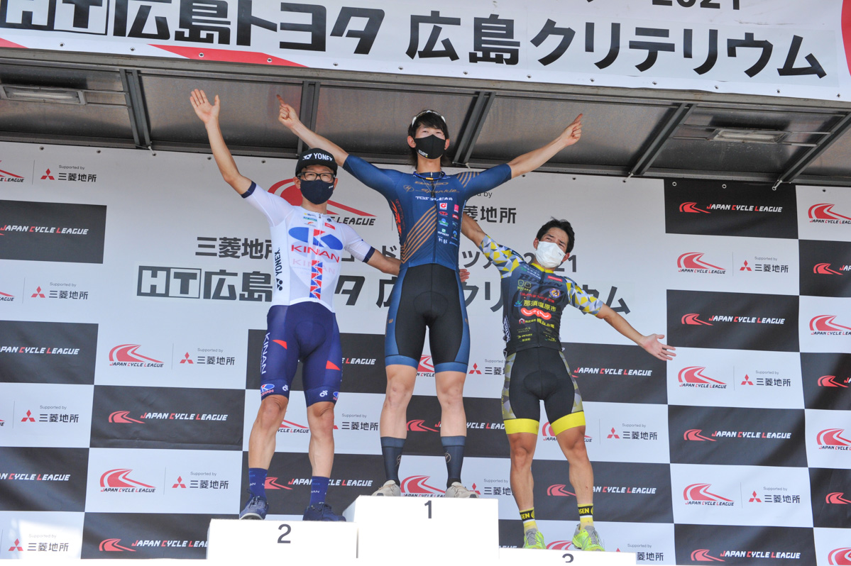 左から2位の中島康晴(キナンサイクリングチーム)、優勝した沢田桂太郎(スパークルおおいたレーシングチーム)、3位の金子大介(那須ブラーゼン)
