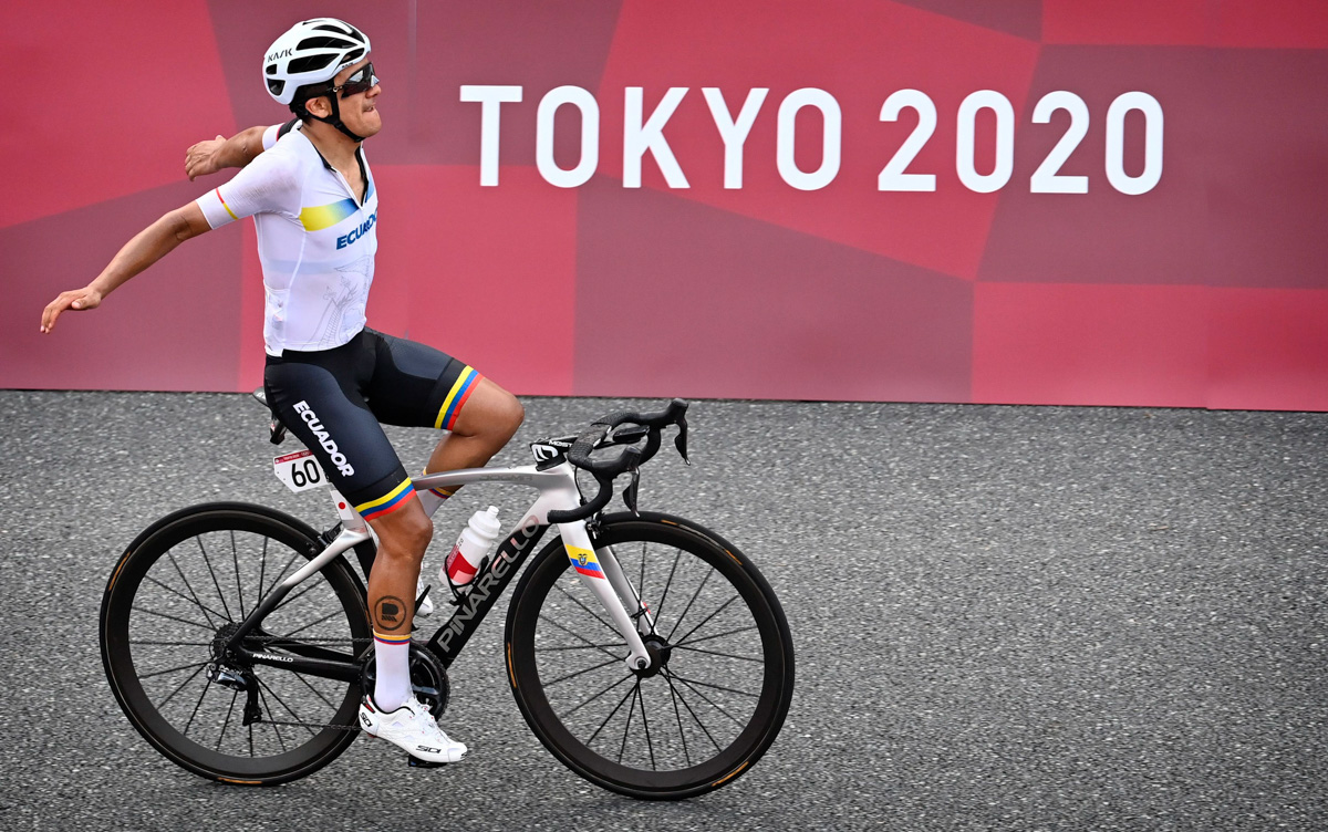 フィニッシュに飛び込むリチャル・カラパス(エクアドル)