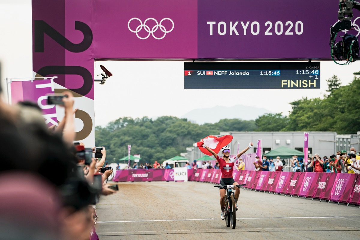 スイス国旗を掲げてフィニッシュするヨランダ・ネフ(スイス)