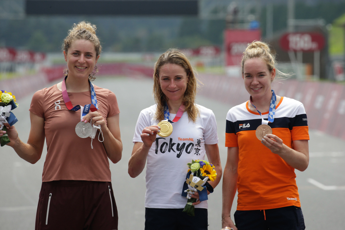 東京五輪の女子タイムトライアルで金メダルを獲得したアネミエク・ファンフルーテン(オランダ)