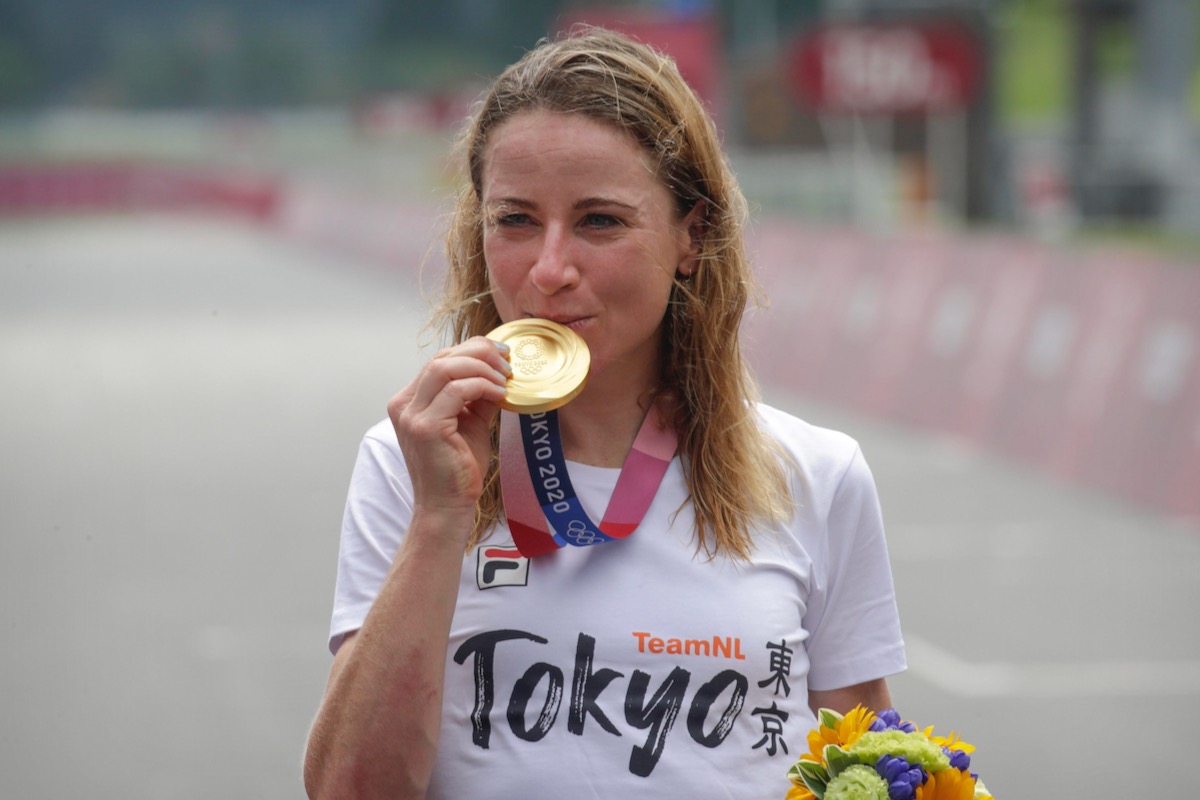 満面の笑みで金メダルに口づけをするアネミエク・ファンフルーテン(オランダ)