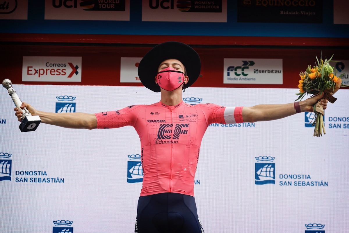 表彰台でベレー帽を被り喜ぶニールソン・ポーレス(アメリカ、EFエデュケーション・NIPPO)