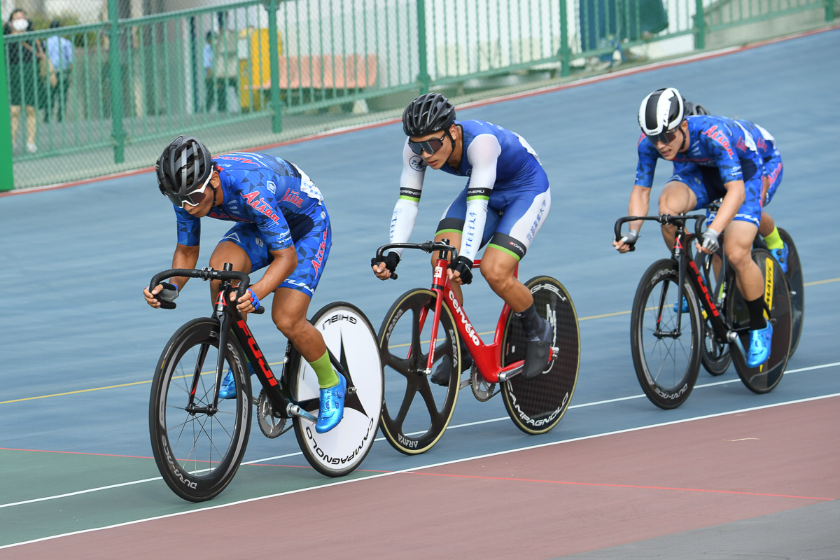 オムニアム/ポイントレース 総合首位の谷内健太(京都産業大学)が、2位の岡本隼(愛三工業レーシングチーム)の動きをマークする