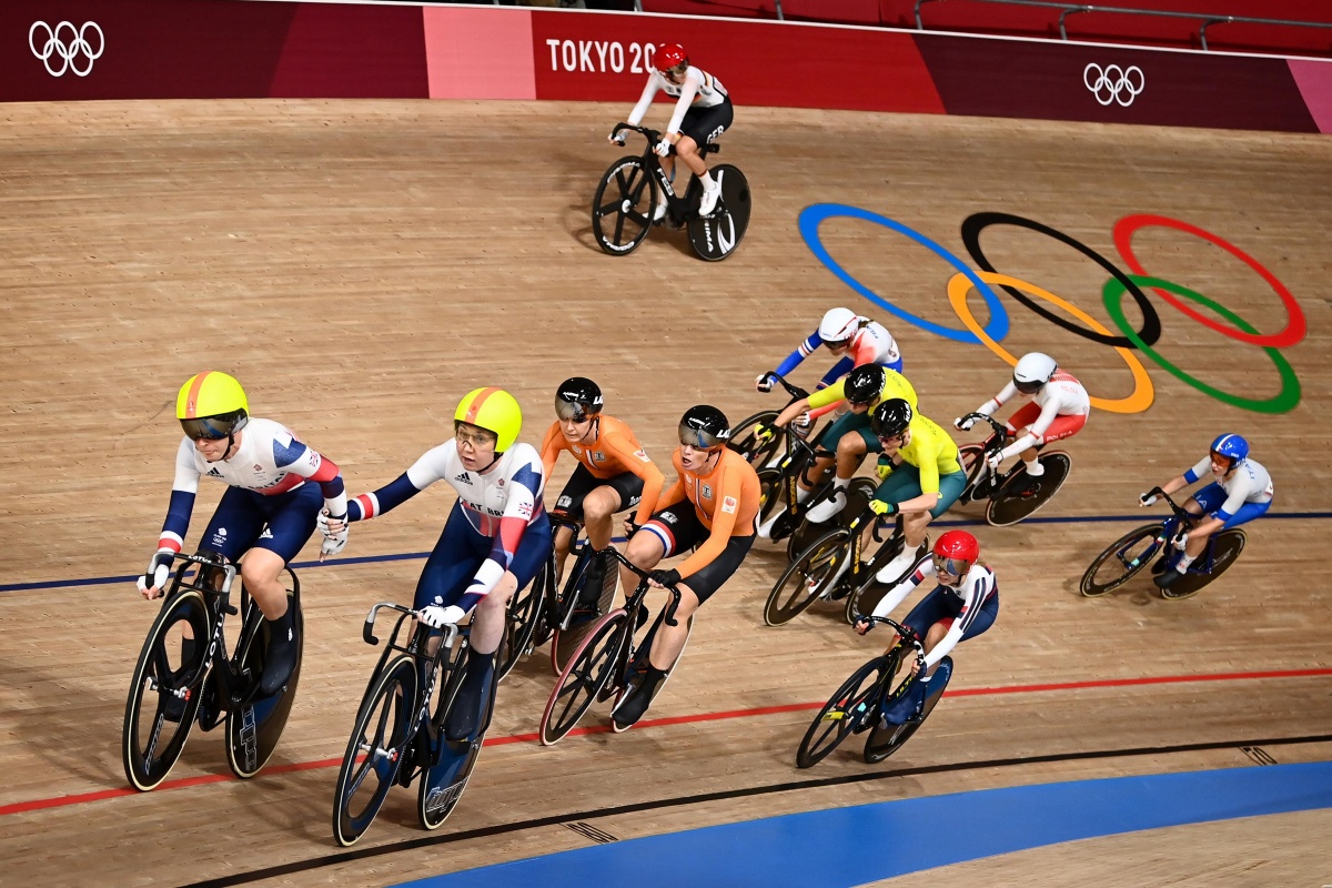 二人一組でポイントレースを行うマディソン 女子レースはイギリスが他を圧倒した