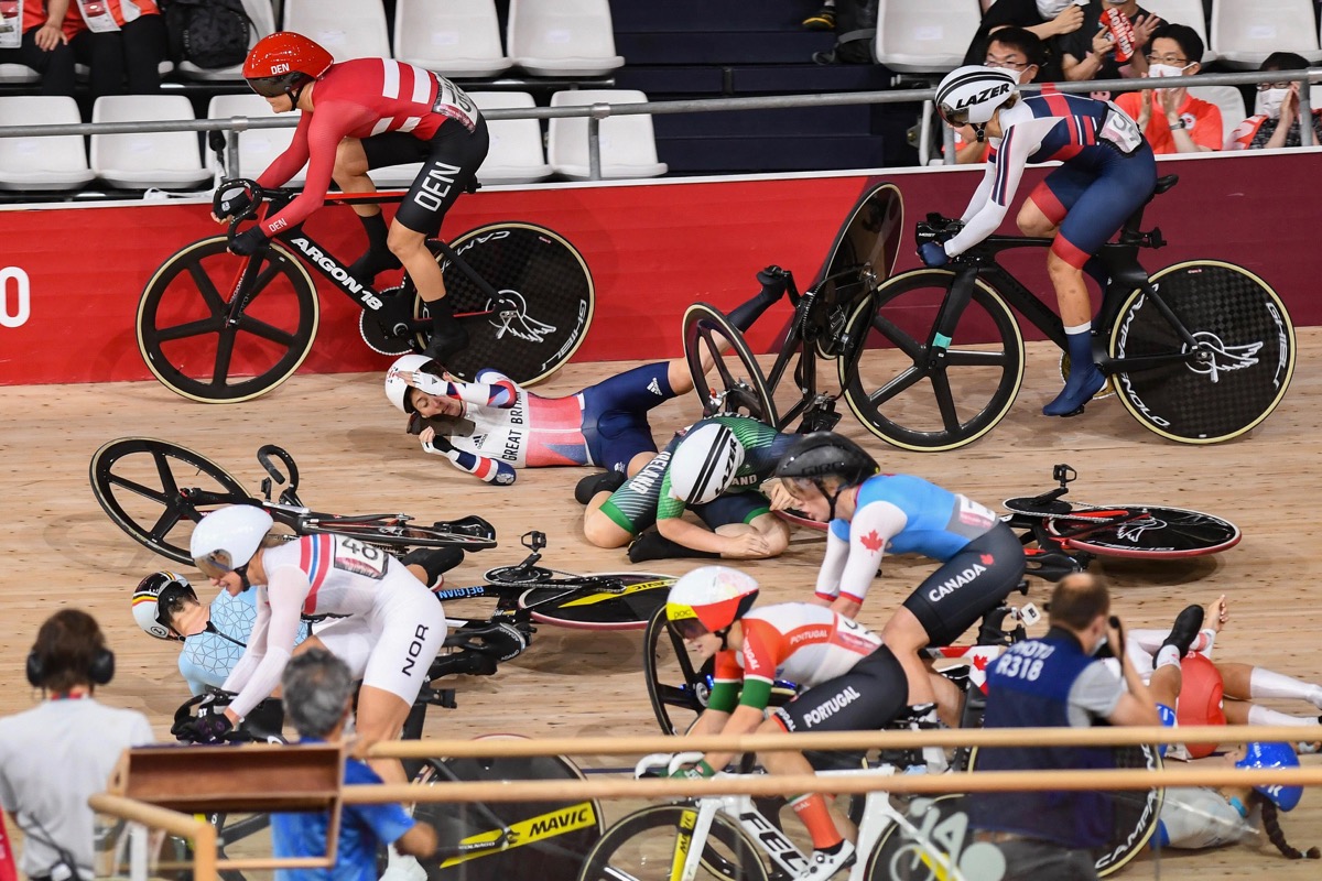 女子オムニアム 第1レースのスクラッチで大きな落車が発生