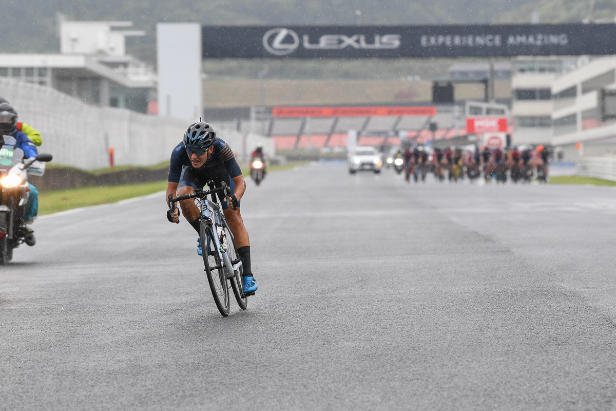 6周目から単独先行した宮崎泰史(スパークルおおいたレーシングチーム)
