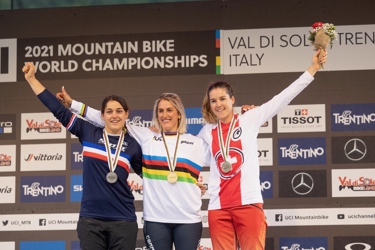DHI女子エリート表彰台:2位カビルー、1位ニコル、3位バランシュ