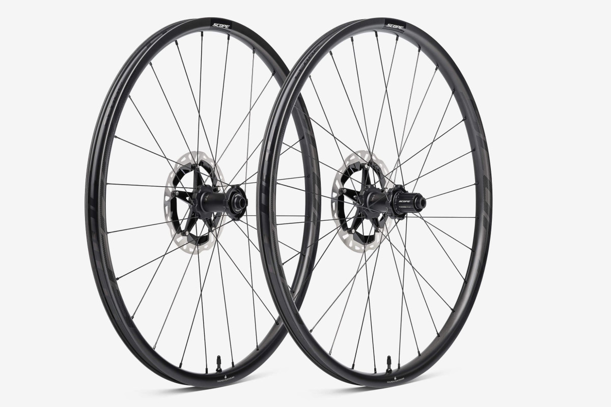 オフロードモデルのR2.O フックレスリムを採用する