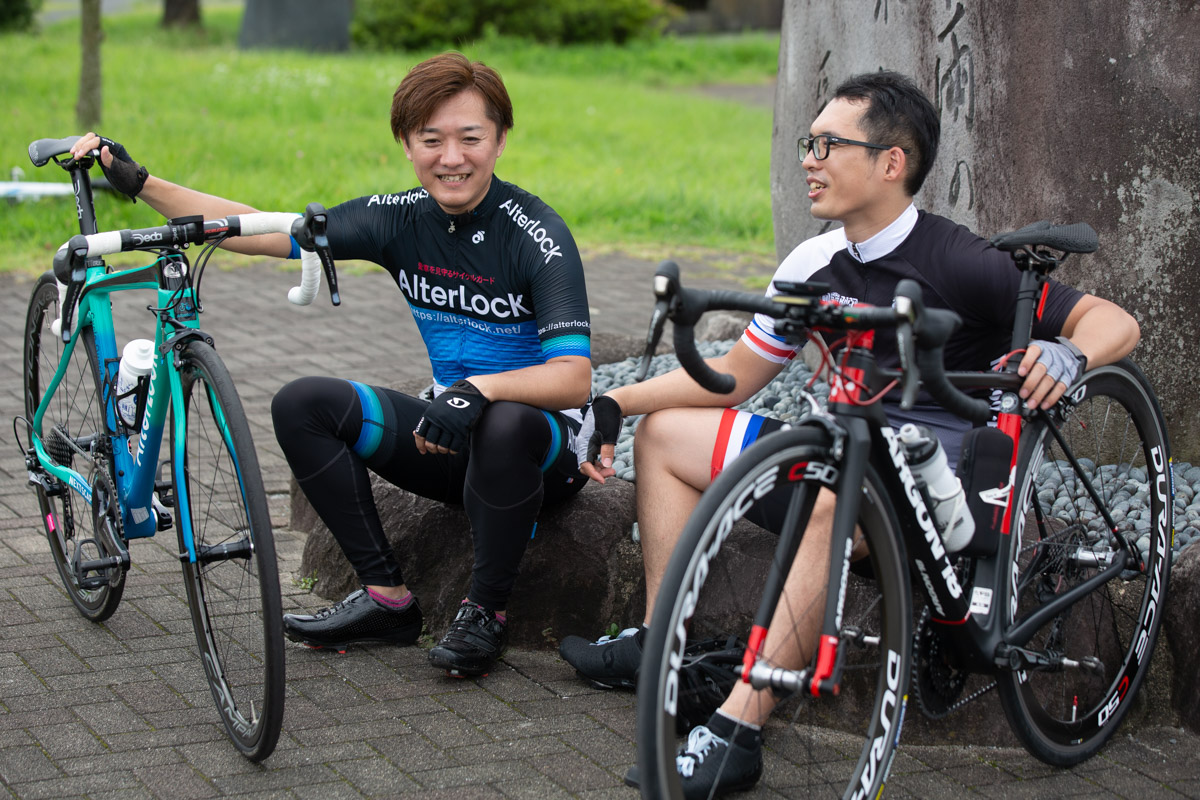 サイクリングの途中で会話に花を咲かすこともしばしばあるだろう