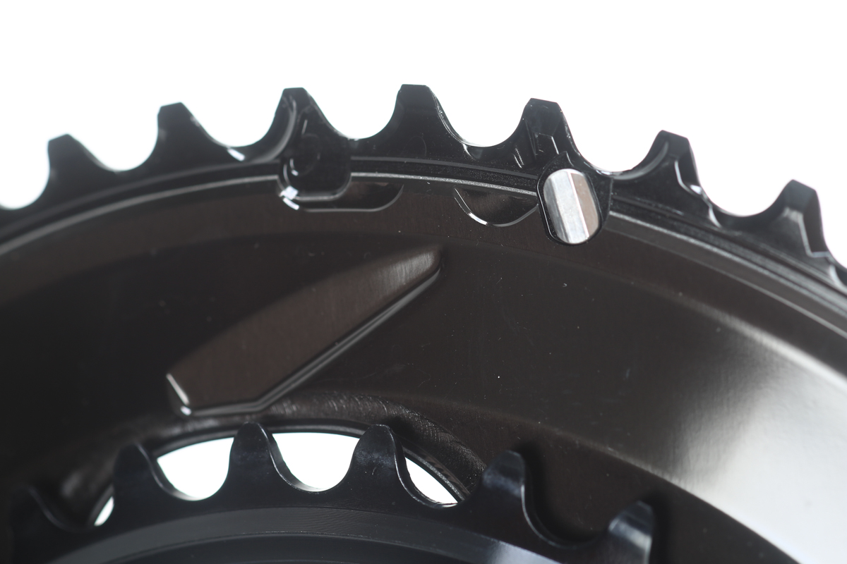 チェーンリングの裏の加工やスパイクピンもHYPERGRIDE+の構成要素だ