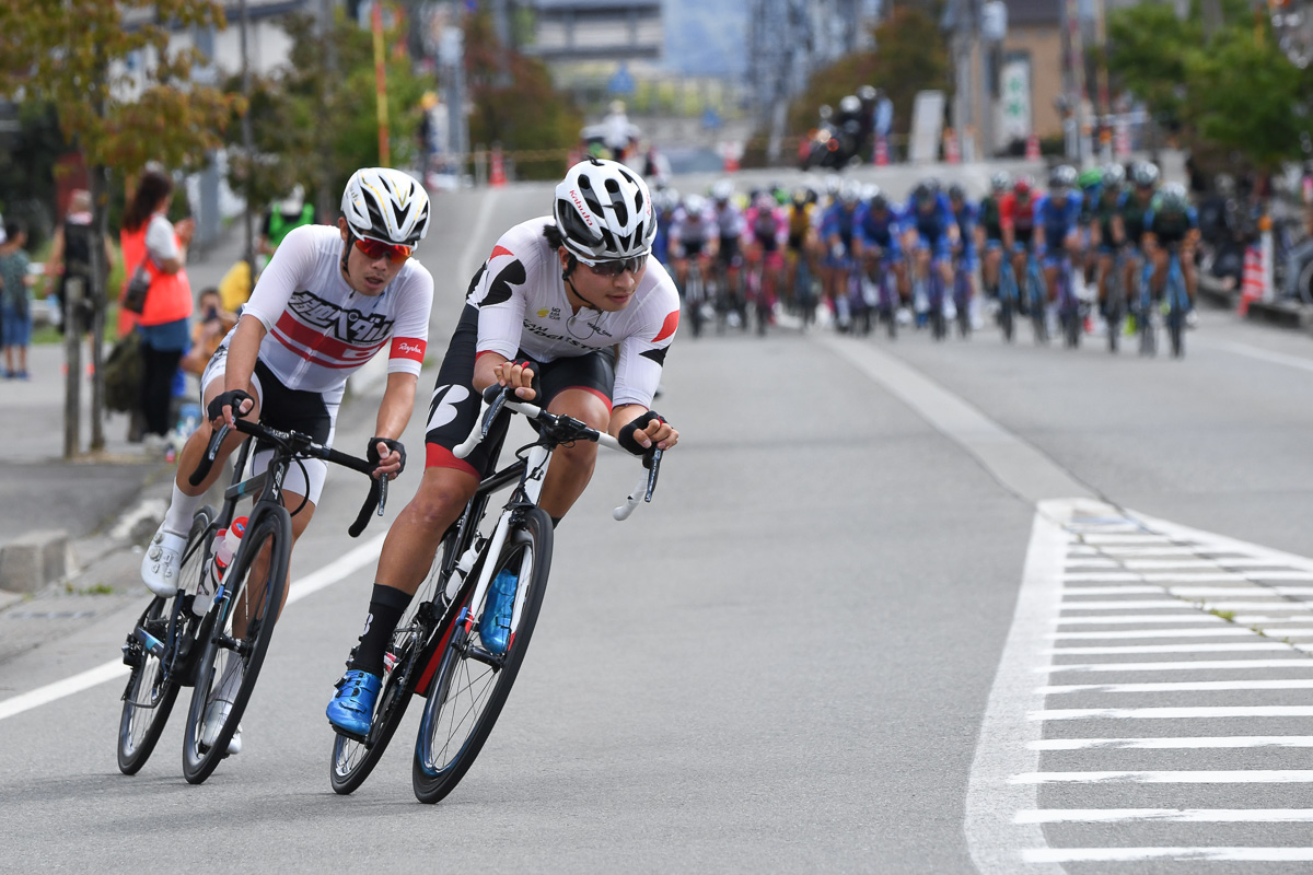 レース前半は橋本英也(チームブリヂストンサイクリング)と入部正太朗(弱虫ペダルサイクリングチーム)が先行