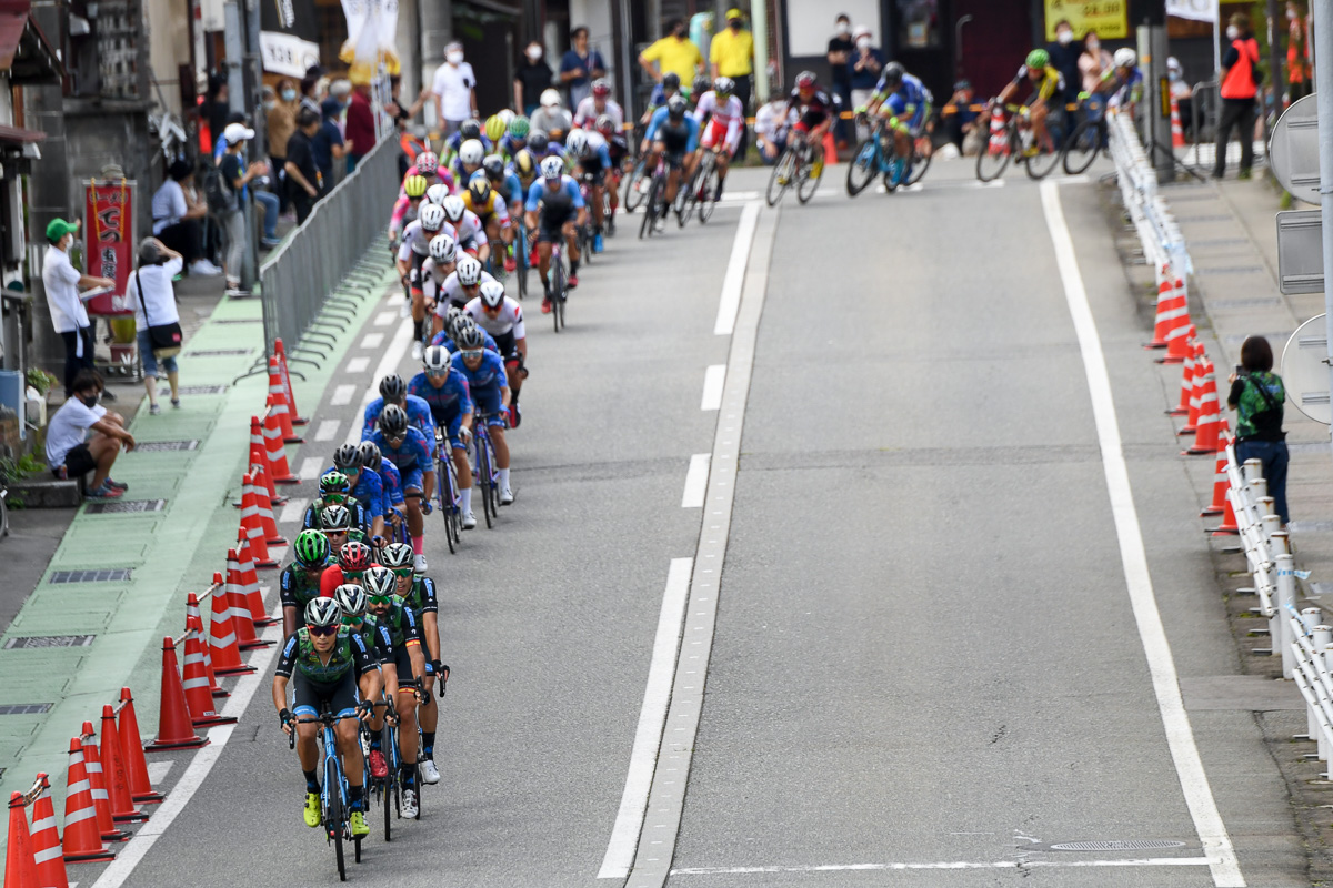 マトリックスパワータグ、愛三工業レーシングチーム、チームブリヂストンサイクリングの順に一列に伸びた集団