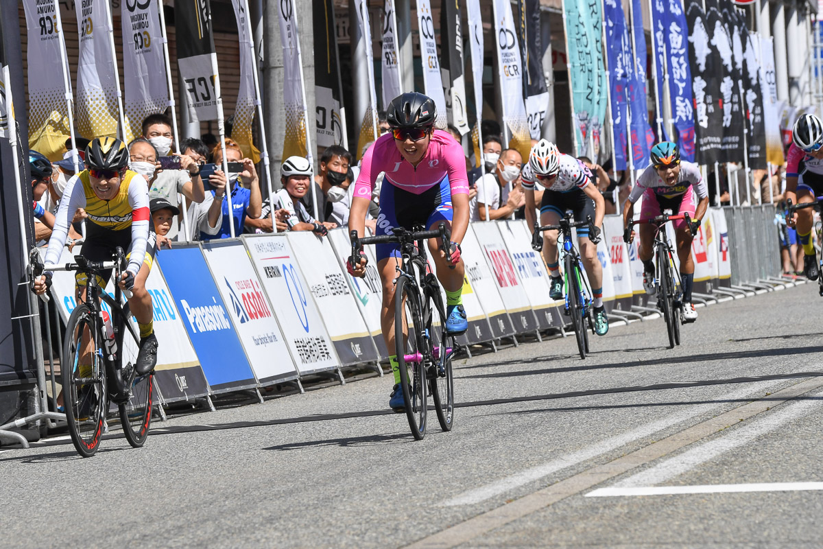 女子 フィニッシュ直前、唐見実世子(弱虫ペダルサイクリングチーム)が並びかけるも植竹海貴(Y's Road)が抑え切る