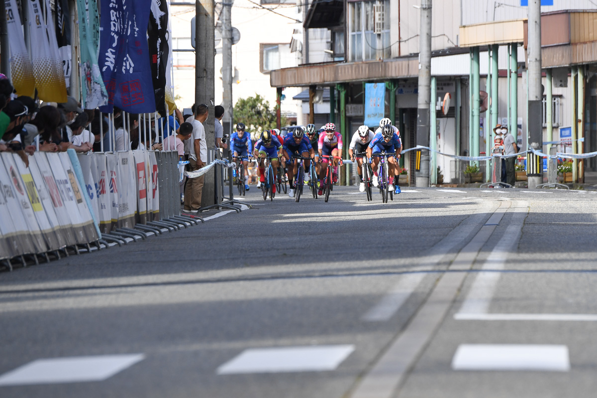 岡本隼(愛三工業レーシングチーム)が先頭でスプリント