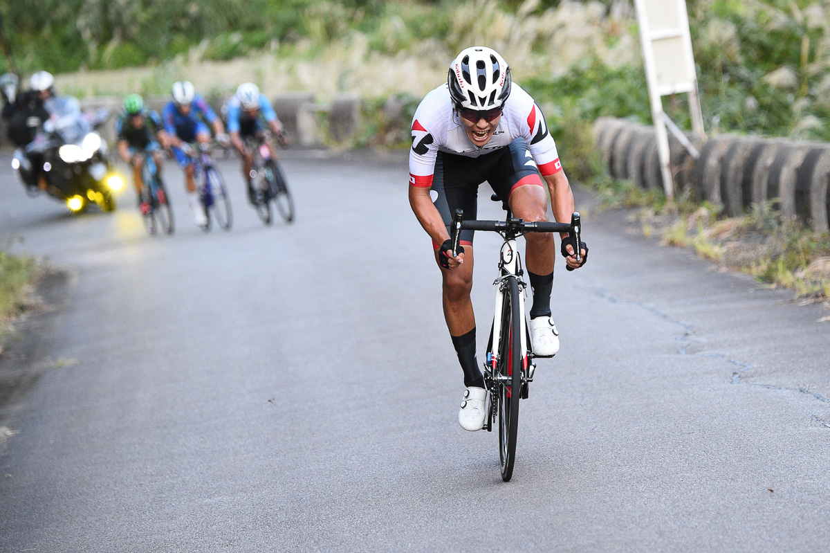 最終周回で再度アタックした沢田時(チームブリヂストンサイクリング)後方に追走する3名が迫る