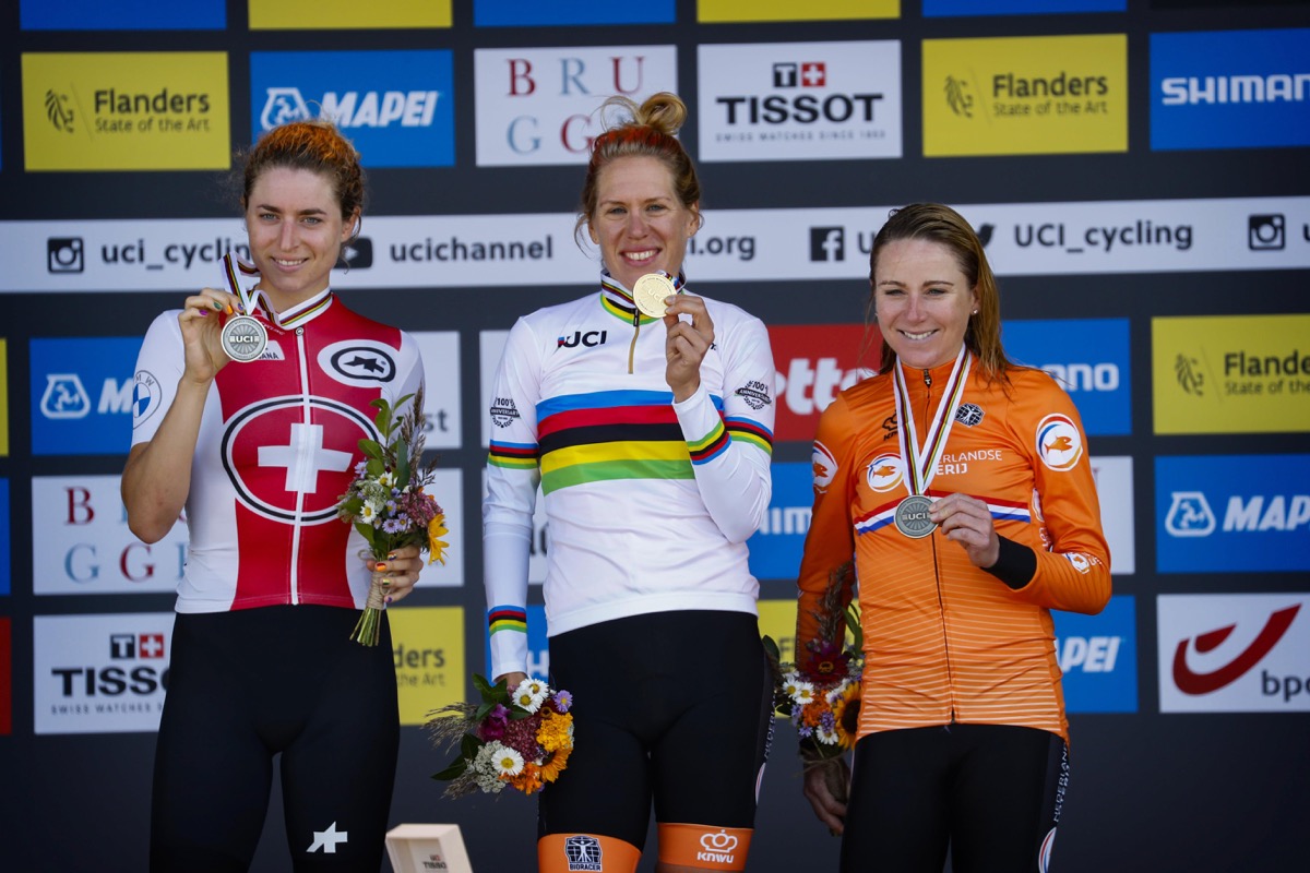 2位マーレン・ローセル(スイス)、1位エレン・ファンダイク(オランダ)、3位アネミエク・ファンフルーテン(オランダ)