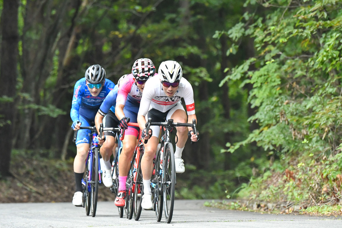 入部正太朗(弱虫ペダルサイクリングチーム)ら数人の選手がメイン集団から抜け出しを図るも吸収されてスプリントに