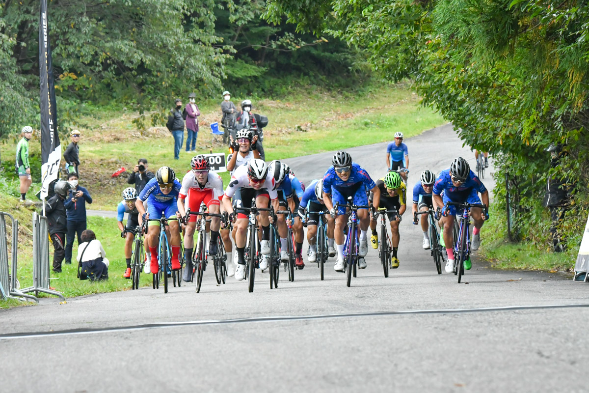 ゴールスプリントで兒島直樹(チームブリヂストンサイクリング)が優勝