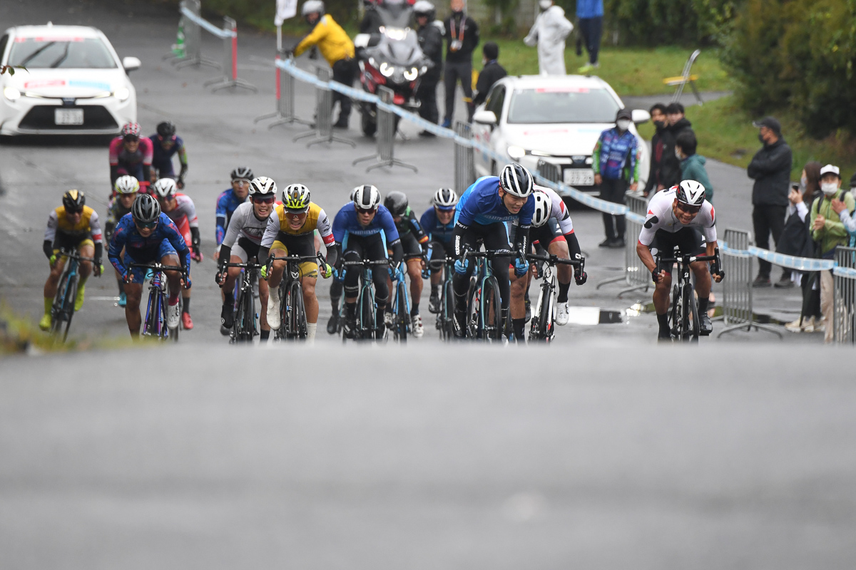 残り50m、集団左側から猛然と上がってくる今村駿介(TEAM BRIDGESTONE Cycling)