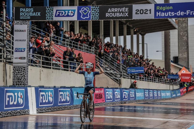 82kmに渡る独走の末、パリ〜ルーベ・フェム初代王者に輝いたエリザベス・ダイグナン(イギリス、トレック・セガフレード)